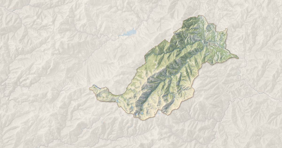 Portrait cartographique de Corte : relief, eau, forêts, bâti et voies, calculés à partir des données de l'IGN