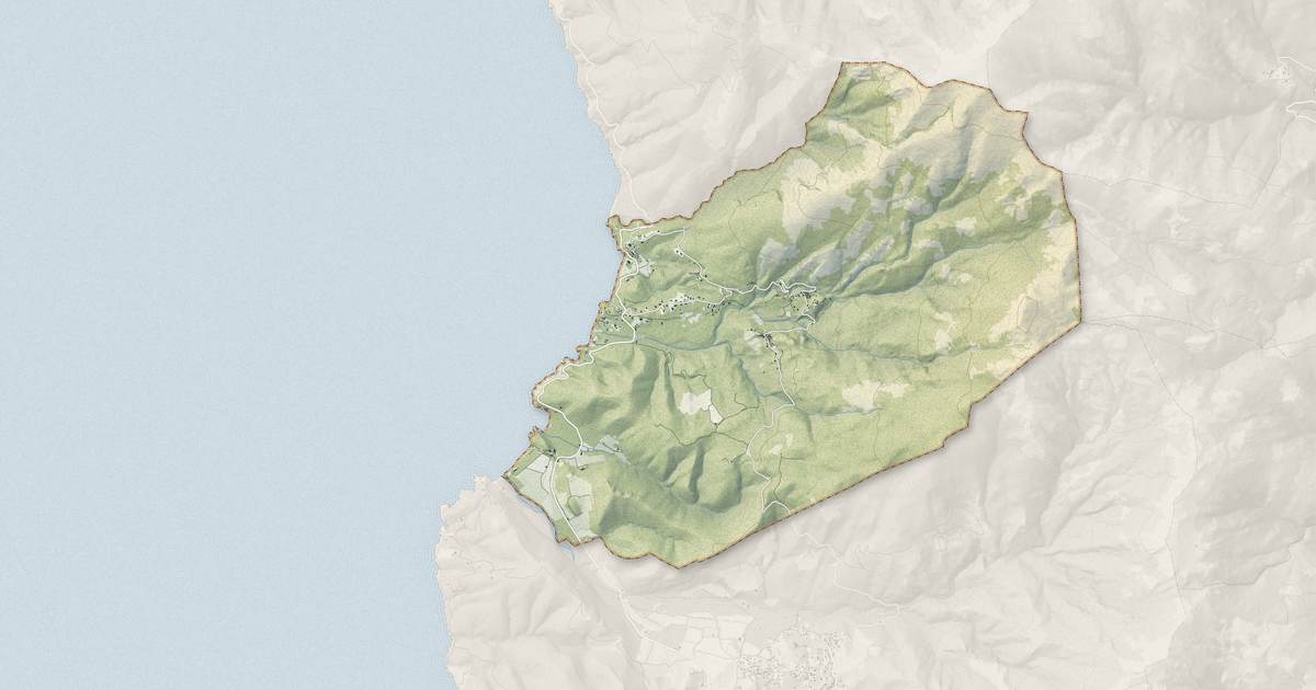 Portrait cartographique de Farinole : relief, eau, forêts, bâti et voies, calculés à partir des données de l'IGN
