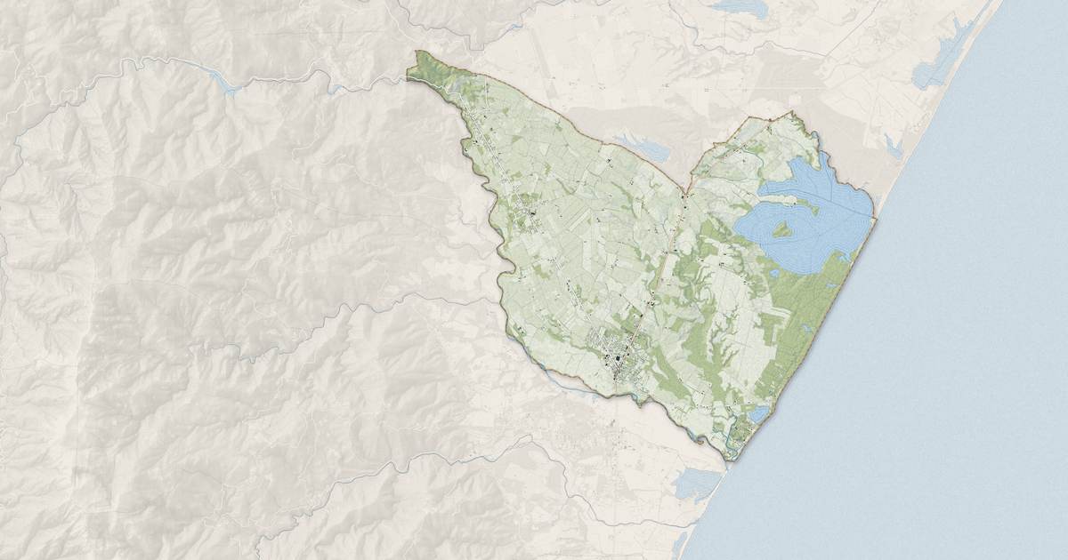 Portrait cartographique de Ghisonaccia : relief, eau, forêts, bâti et voies, calculés à partir des données de l'IGN