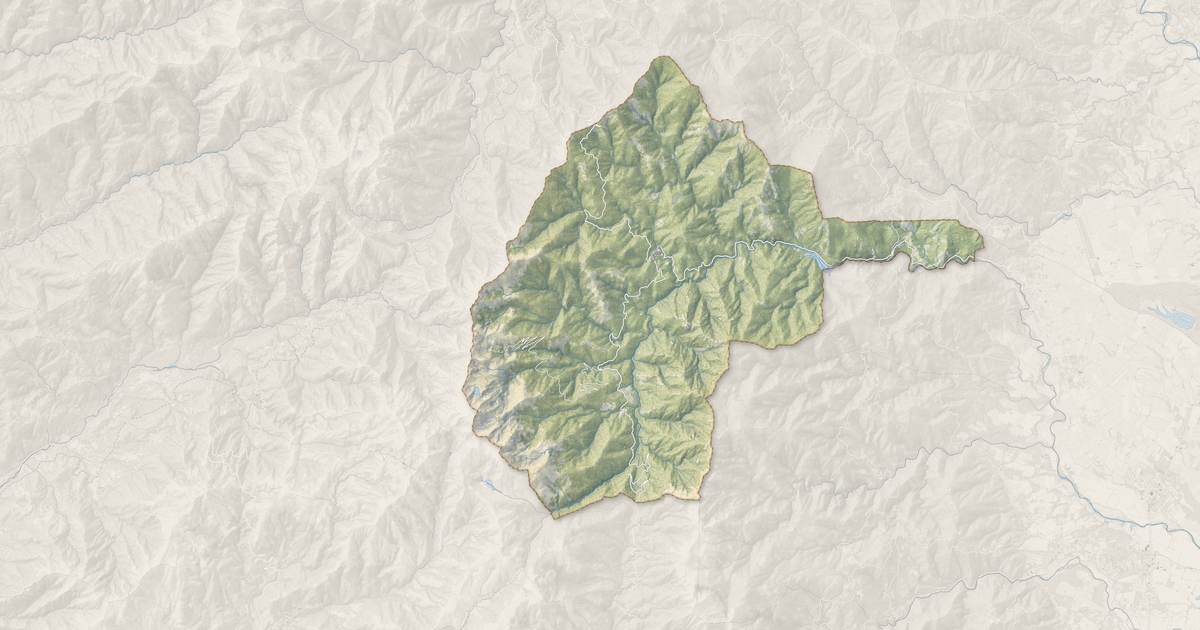 Portrait cartographique de Ghisoni : relief, eau, forêts, bâti et voies, calculés à partir des données de l'IGN