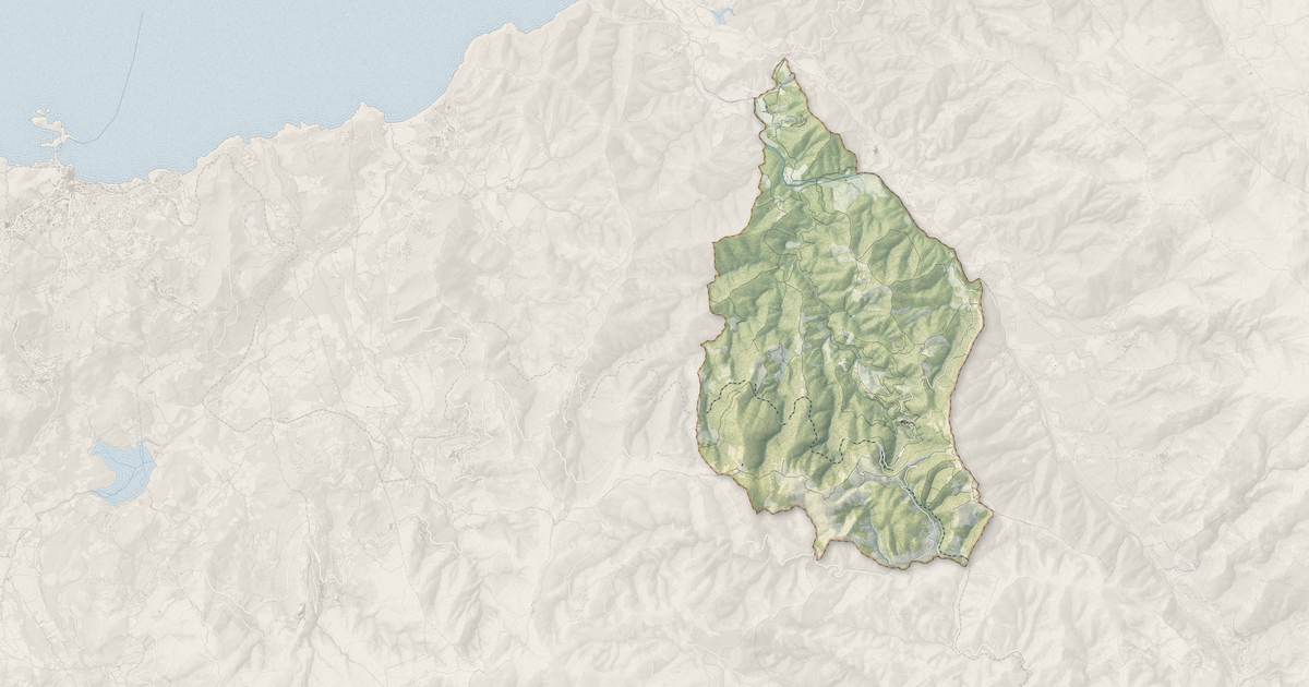 Portrait cartographique de Novella : relief, eau, forêts, bâti et voies, calculés à partir des données de l'IGN