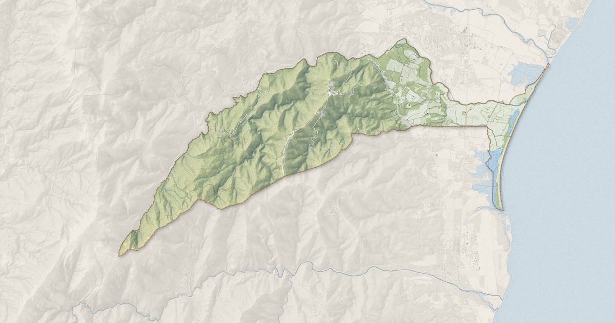 Portrait cartographique de Serra-di-Fiumorbo : relief, eau, forêts, bâti et voies, calculés à partir des données de l'IGN
