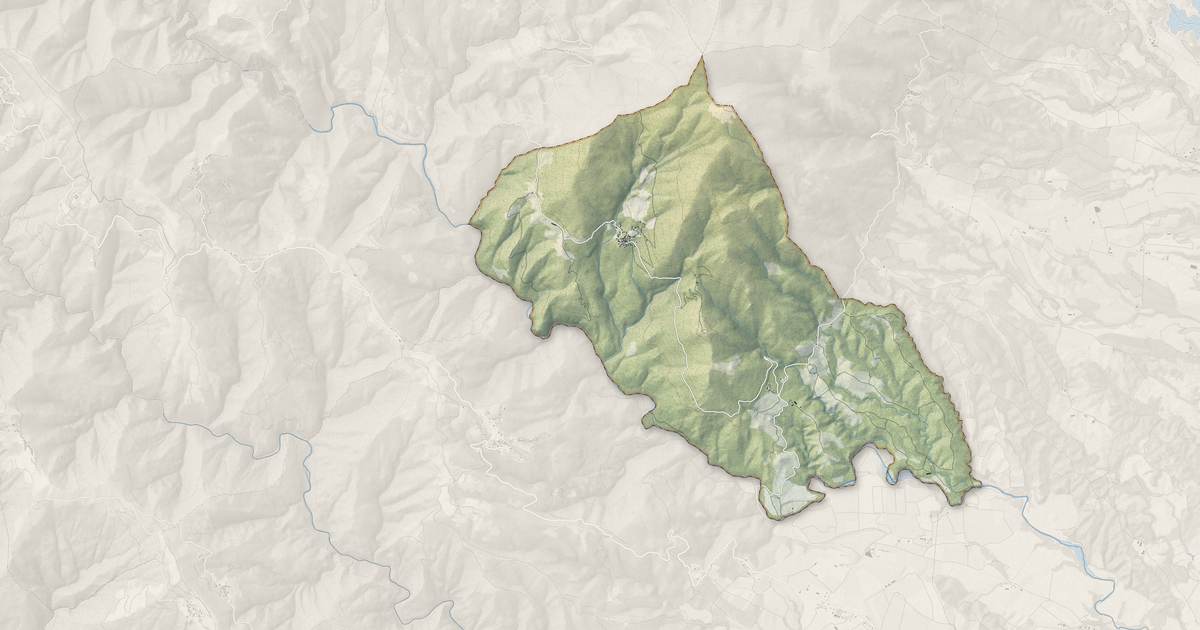 Portrait cartographique de Tox : relief, eau, forêts, bâti et voies, calculés à partir des données de l'IGN