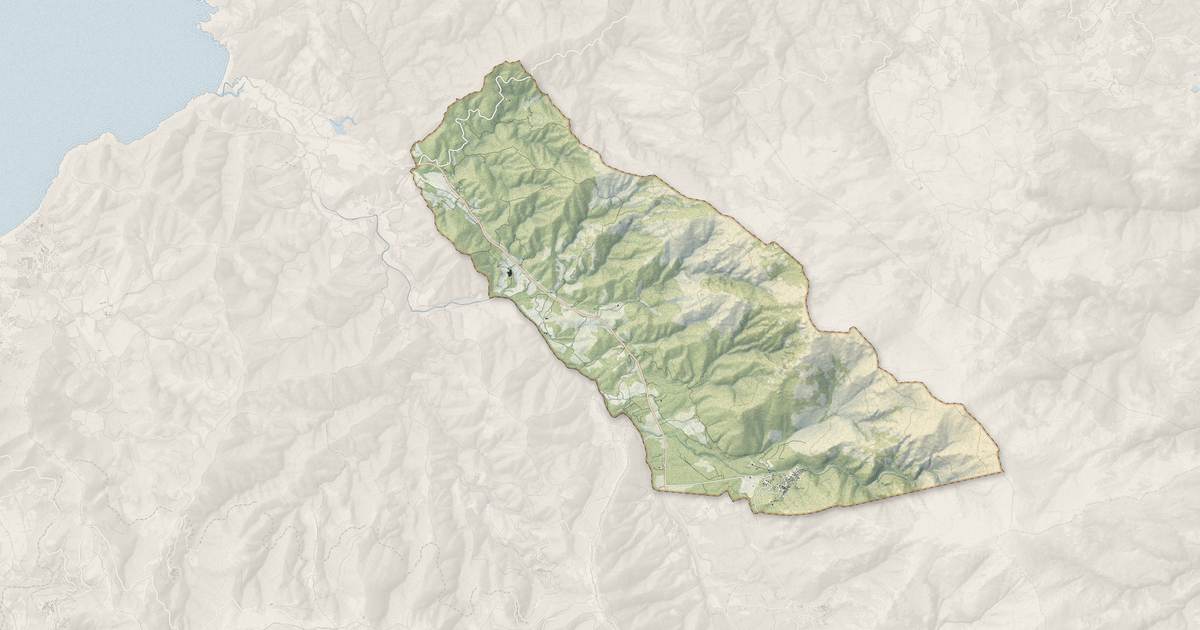 Portrait cartographique de Urtaca : relief, eau, forêts, bâti et voies, calculés à partir des données de l'IGN