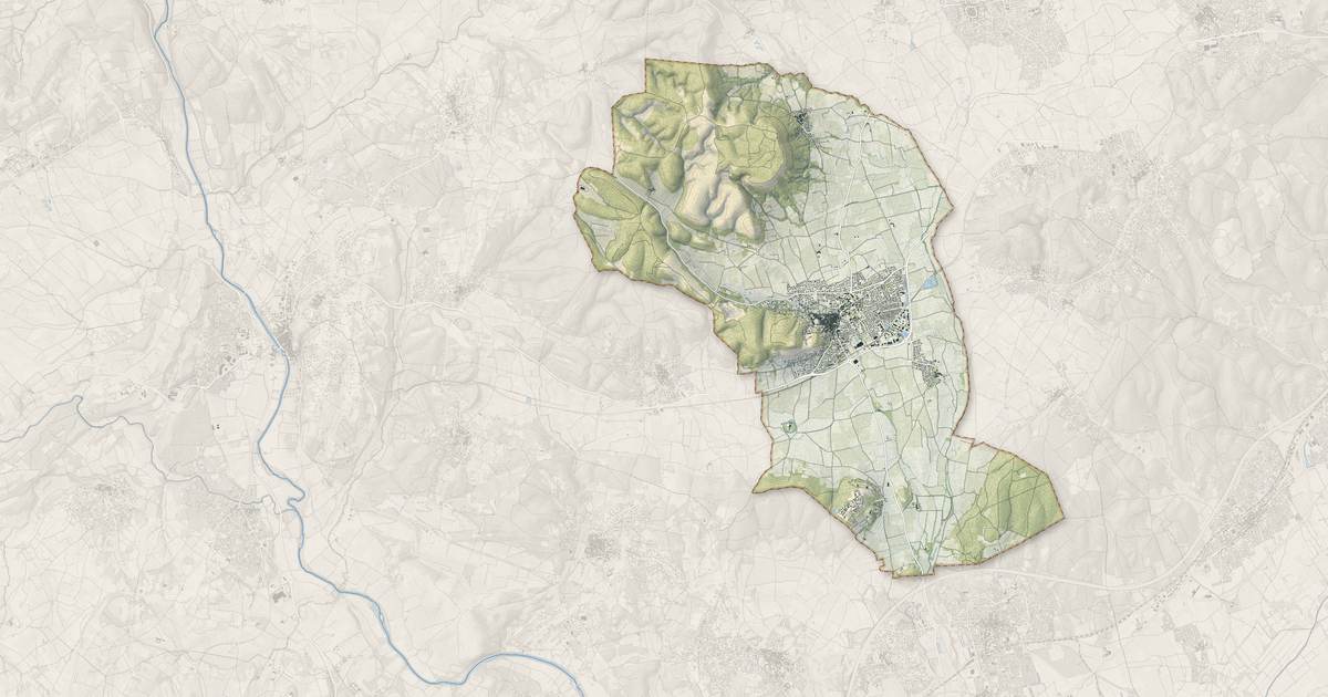 Portrait cartographique de Calvisson : relief, eau, forêts, bâti et voies, calculés à partir des données de l'IGN