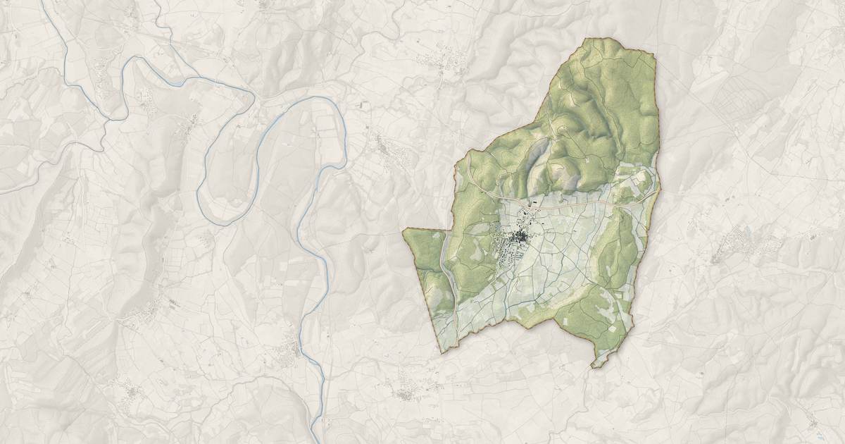 Portrait cartographique de Combas : relief, eau, forêts, bâti et voies, calculés à partir des données de l'IGN