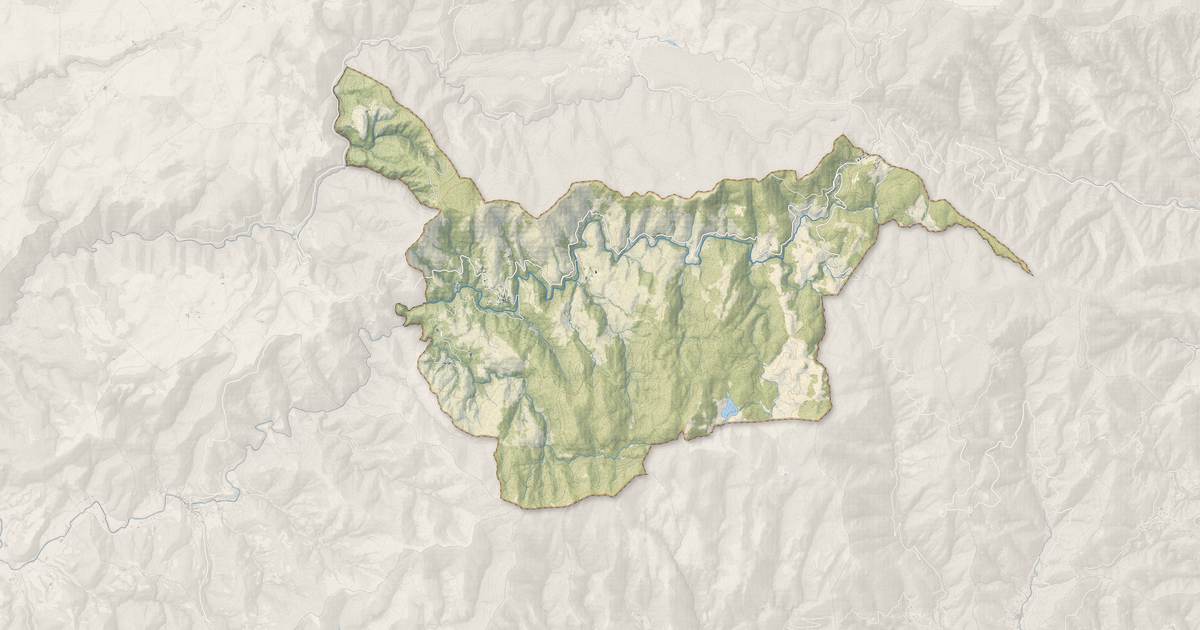Portrait cartographique de Dourbies : relief, eau, forêts, bâti et voies, calculés à partir des données de l'IGN