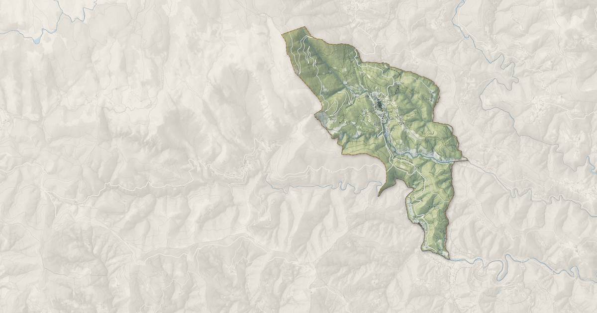 Portrait cartographique de Génolhac : relief, eau, forêts, bâti et voies, calculés à partir des données de l'IGN