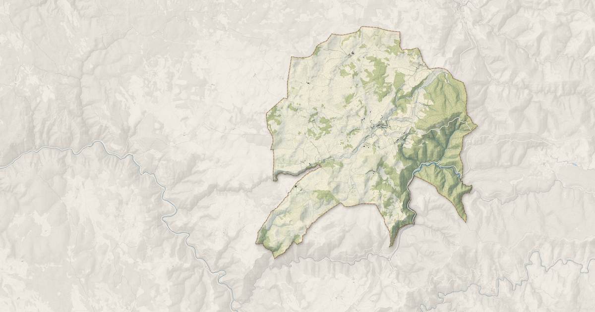 Portrait cartographique de Lanuéjols : relief, eau, forêts, bâti et voies, calculés à partir des données de l'IGN