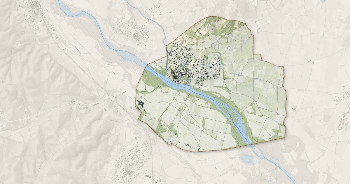 Portrait cartographique de Moussac : relief, eau, forêts, bâti et voies, calculés à partir des données de l'IGN