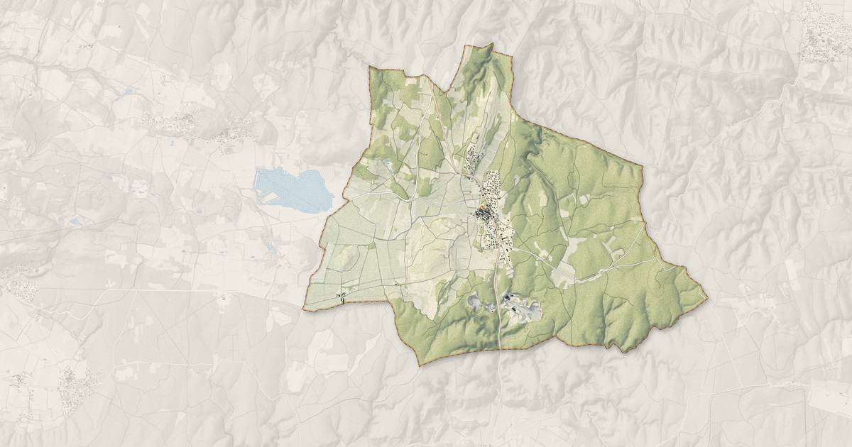 Portrait cartographique de Pouzilhac : relief, eau, forêts, bâti et voies, calculés à partir des données de l'IGN