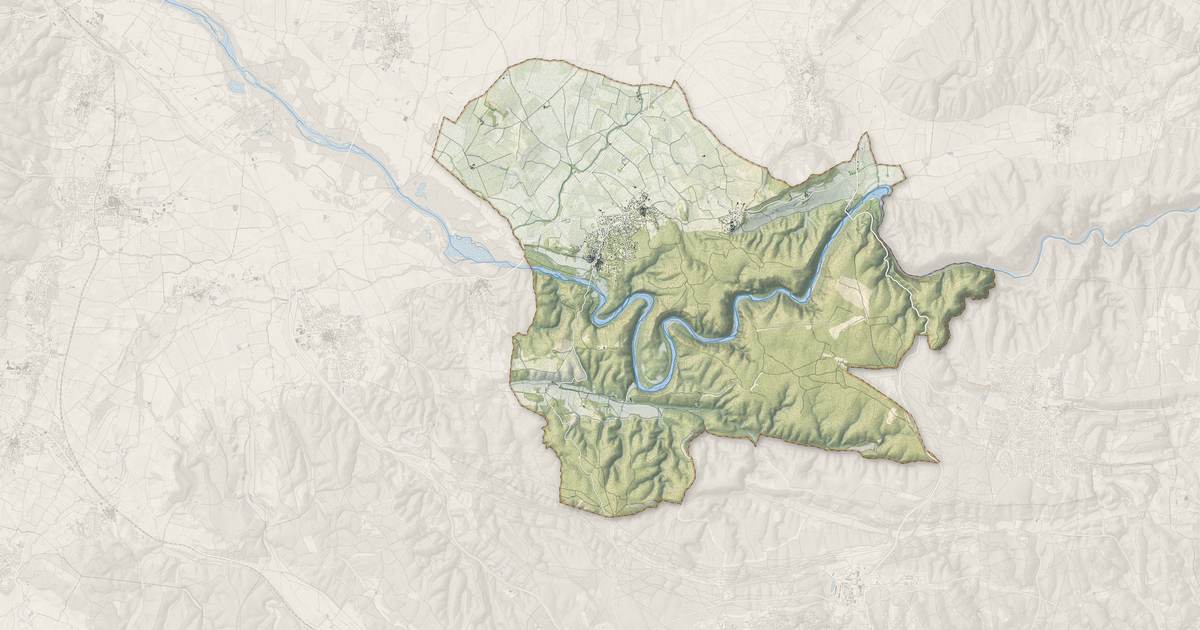 Portrait cartographique de Sainte-Anastasie : relief, eau, forêts, bâti et voies, calculés à partir des données de l'IGN