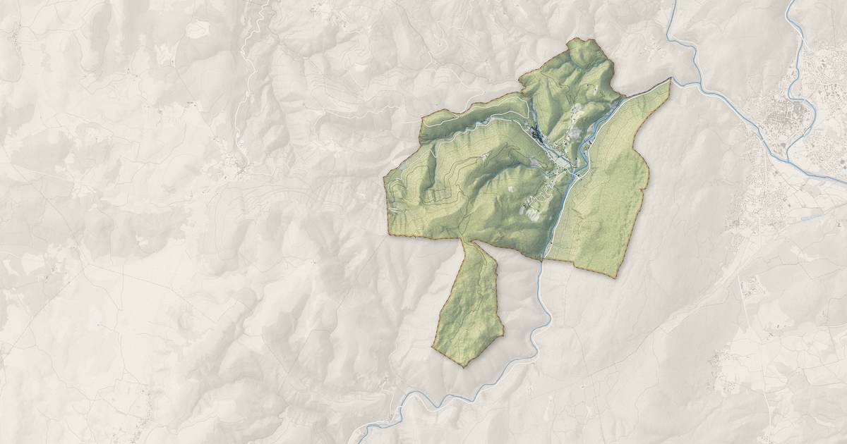 Portrait cartographique de Saint-Laurent-le-Minier : relief, eau, forêts, bâti et voies, calculés à partir des données de l'IGN