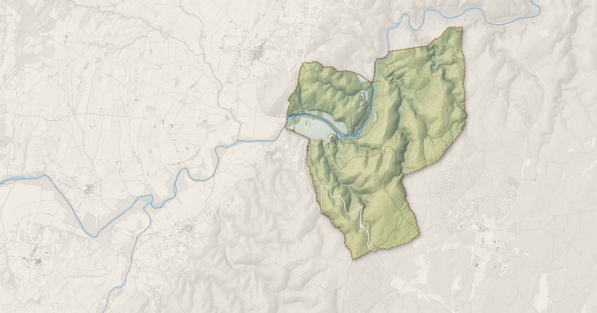 Portrait cartographique de Tharaux : relief, eau, forêts, bâti et voies, calculés à partir des données de l'IGN