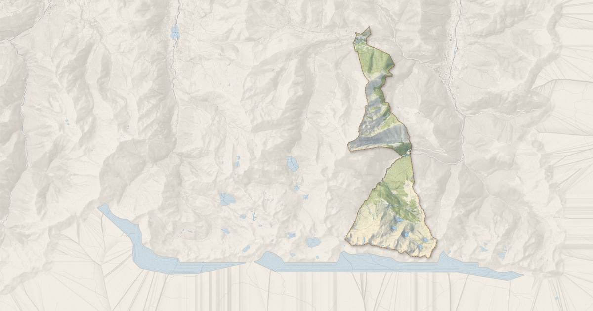 Portrait cartographique de Castillon-de-Larboust : relief, eau, forêts, bâti et voies, calculés à partir des données de l'IGN