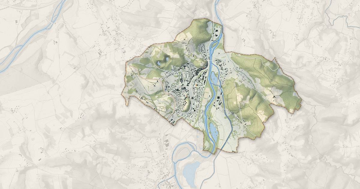 Portrait cartographique de Salies-du-Salat : relief, eau, forêts, bâti et voies, calculés à partir des données de l'IGN
