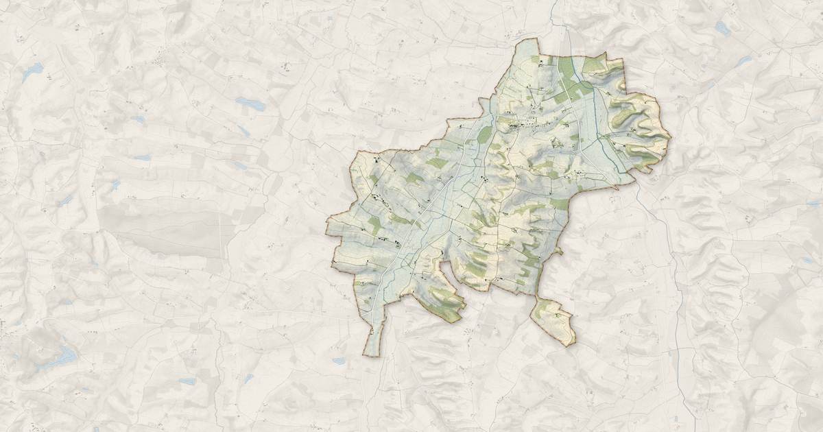 Portrait cartographique de Roquebrune : relief, eau, forêts, bâti et voies, calculés à partir des données de l'IGN