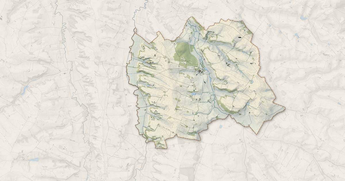 Portrait cartographique de Sarrant : relief, eau, forêts, bâti et voies, calculés à partir des données de l'IGN