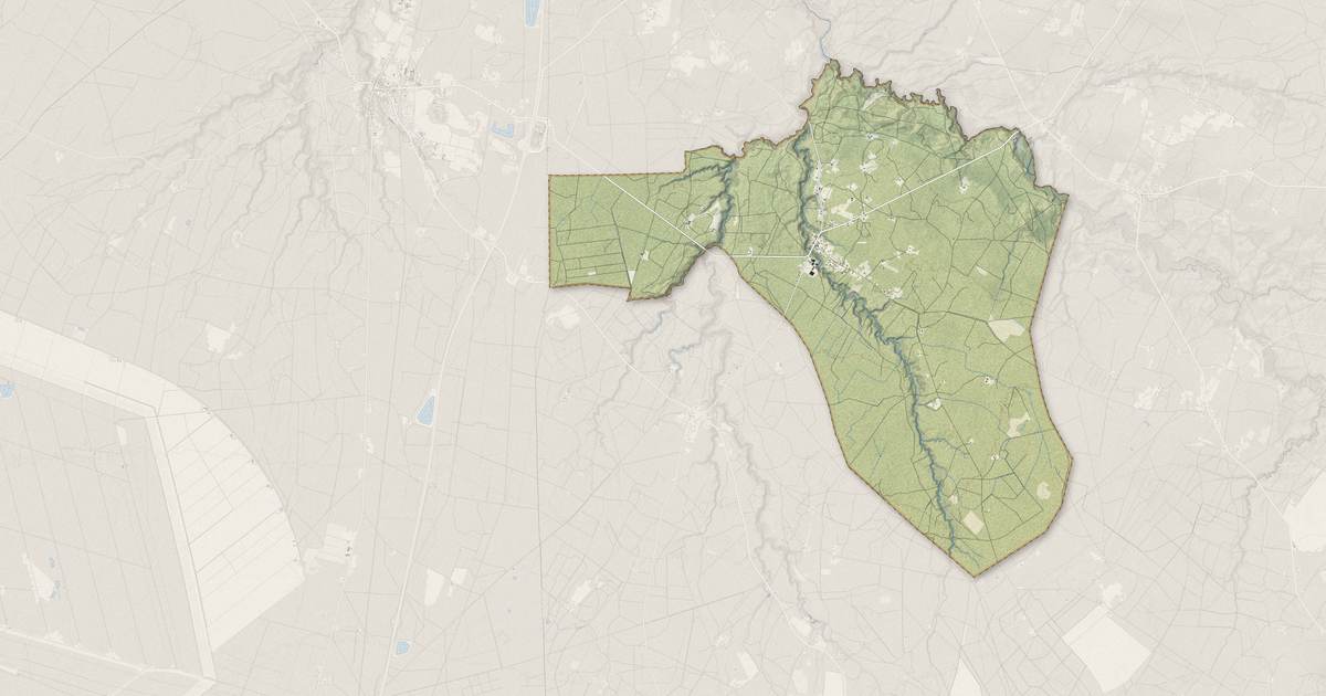 Portrait cartographique de Giscos : relief, eau, forêts, bâti et voies, calculés à partir des données de l'IGN