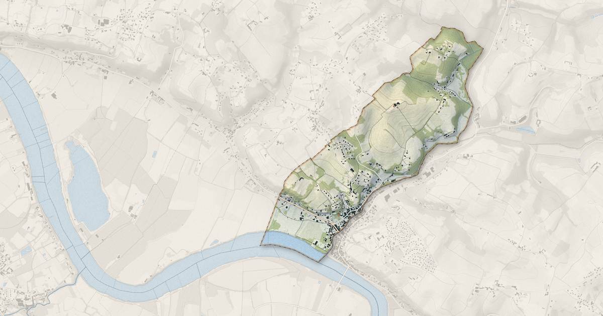 Portrait cartographique de Le Tourne : relief, eau, forêts, bâti et voies, calculés à partir des données de l'IGN