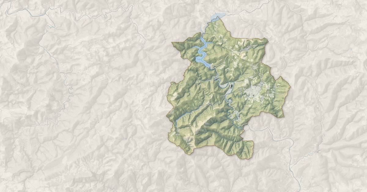 Portrait cartographique de Avène : relief, eau, forêts, bâti et voies, calculés à partir des données de l'IGN