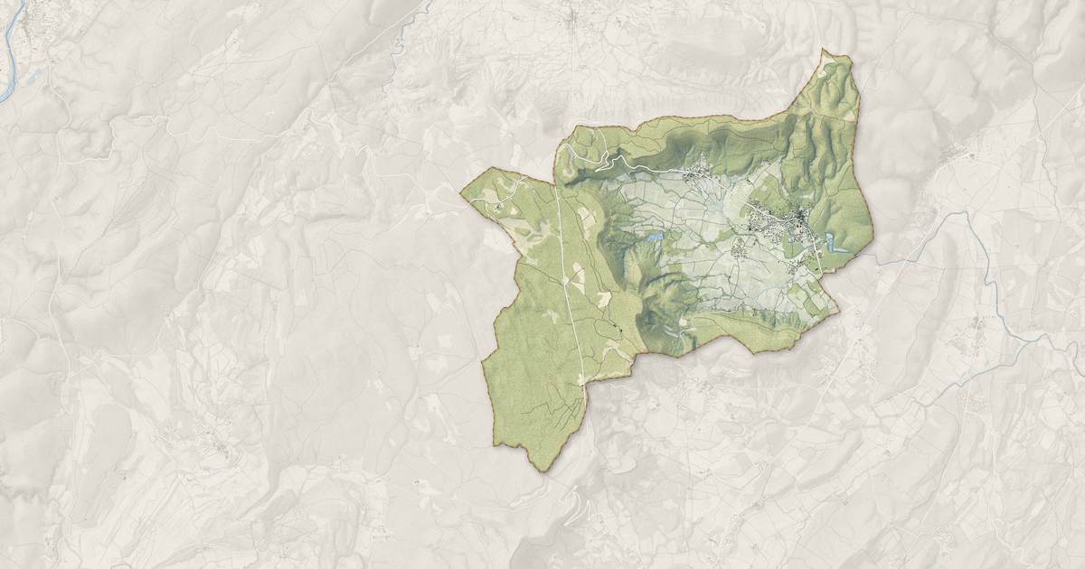 Portrait cartographique de Claret : relief, eau, forêts, bâti et voies, calculés à partir des données de l'IGN
