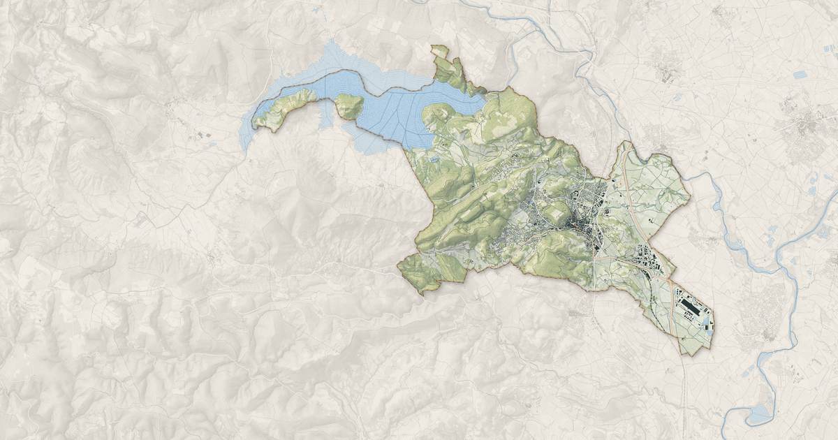 Portrait cartographique de Clermont-l'Hérault : relief, eau, forêts, bâti et voies, calculés à partir des données de l'IGN