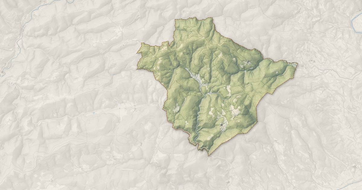 Portrait cartographique de Ferrières-Poussarou : relief, eau, forêts, bâti et voies, calculés à partir des données de l'IGN