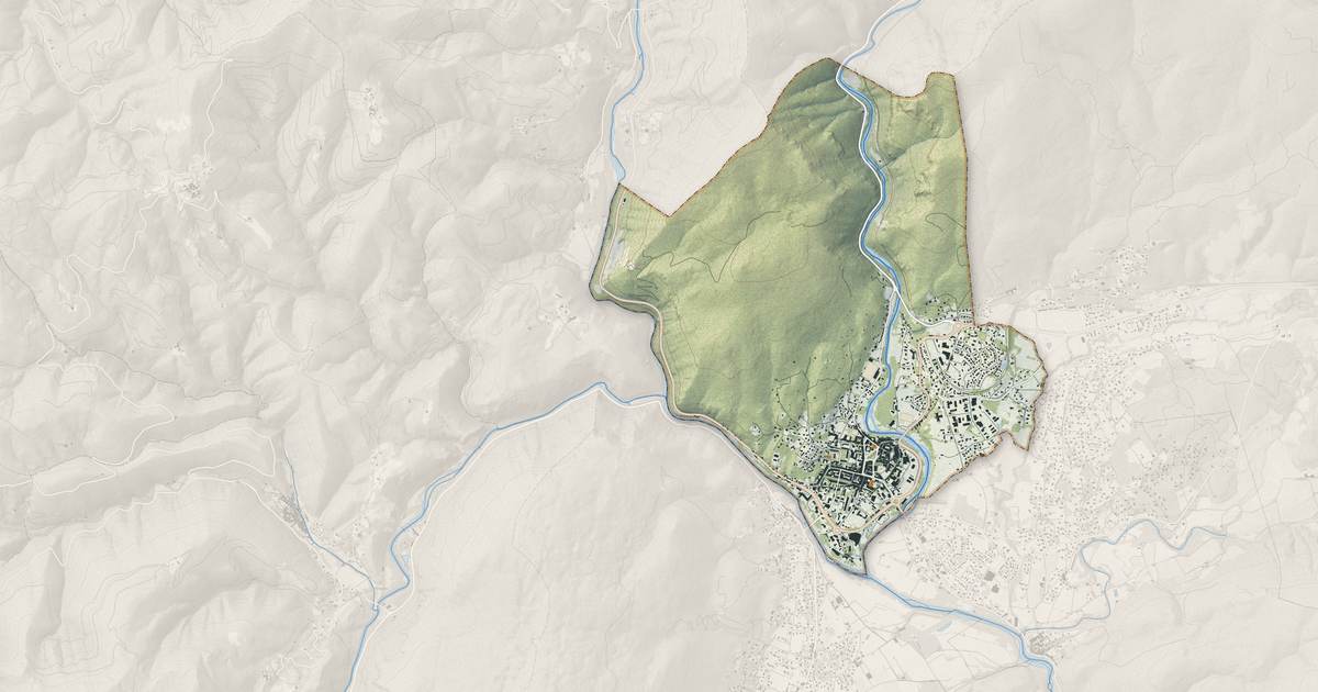 Portrait cartographique de Ganges : relief, eau, forêts, bâti et voies, calculés à partir des données de l'IGN
