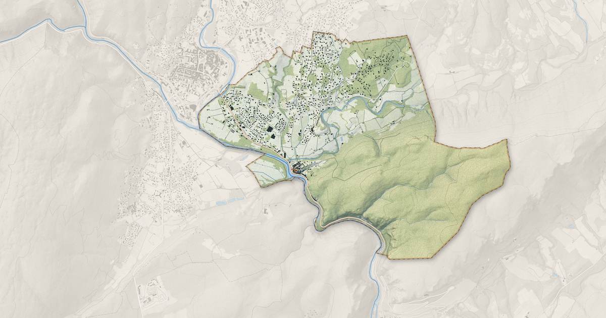 Portrait cartographique de Laroque : relief, eau, forêts, bâti et voies, calculés à partir des données de l'IGN