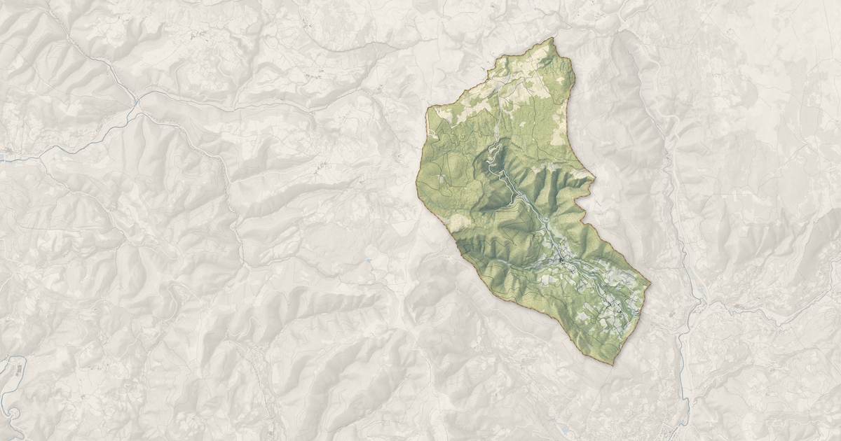 Portrait cartographique de Lauroux : relief, eau, forêts, bâti et voies, calculés à partir des données de l'IGN