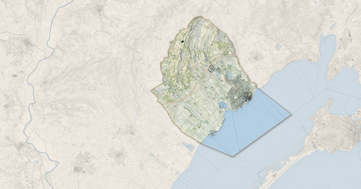 Portrait cartographique de Mèze : relief, eau, forêts, bâti et voies, calculés à partir des données de l'IGN