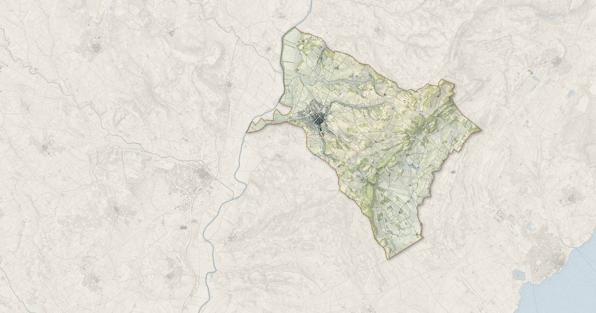 Portrait cartographique de Montagnac : relief, eau, forêts, bâti et voies, calculés à partir des données de l'IGN