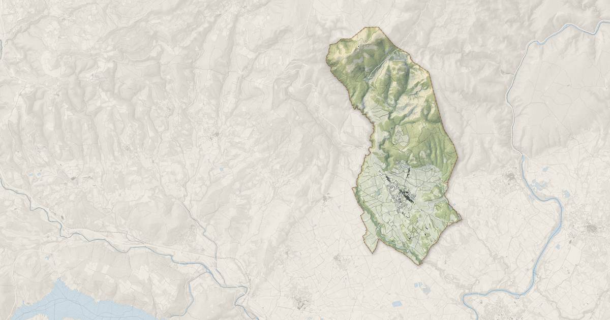Portrait cartographique de Montpeyroux : relief, eau, forêts, bâti et voies, calculés à partir des données de l'IGN