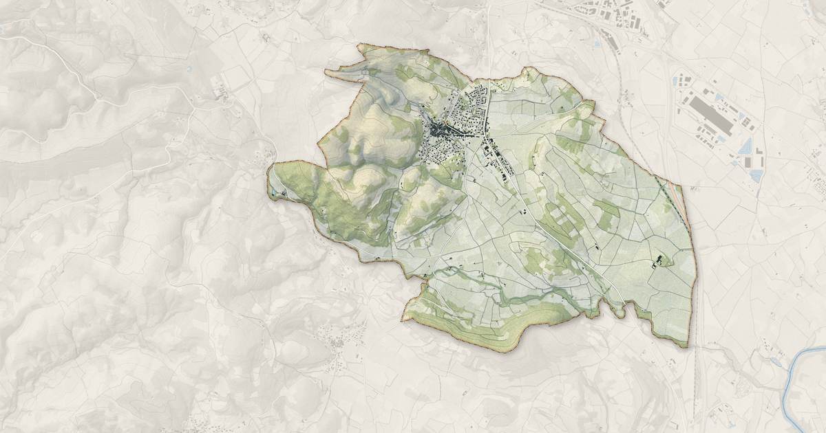Portrait cartographique de Nébian : relief, eau, forêts, bâti et voies, calculés à partir des données de l'IGN