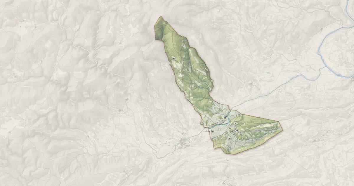 Portrait cartographique de Pierrerue : relief, eau, forêts, bâti et voies, calculés à partir des données de l'IGN