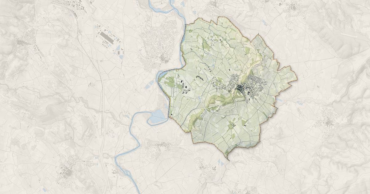 Portrait cartographique de Le Pouget : relief, eau, forêts, bâti et voies, calculés à partir des données de l'IGN