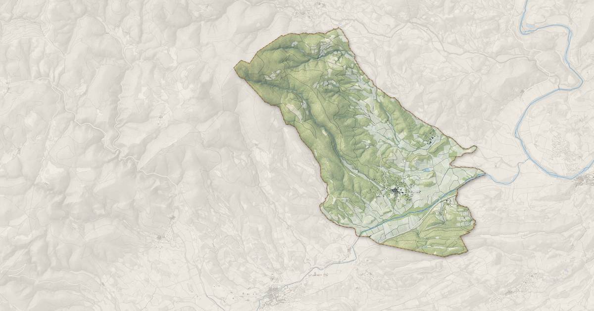 Portrait cartographique de Prades-sur-Vernazobre : relief, eau, forêts, bâti et voies, calculés à partir des données de l'IGN