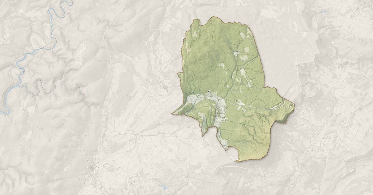 Portrait cartographique de Rouet : relief, eau, forêts, bâti et voies, calculés à partir des données de l'IGN