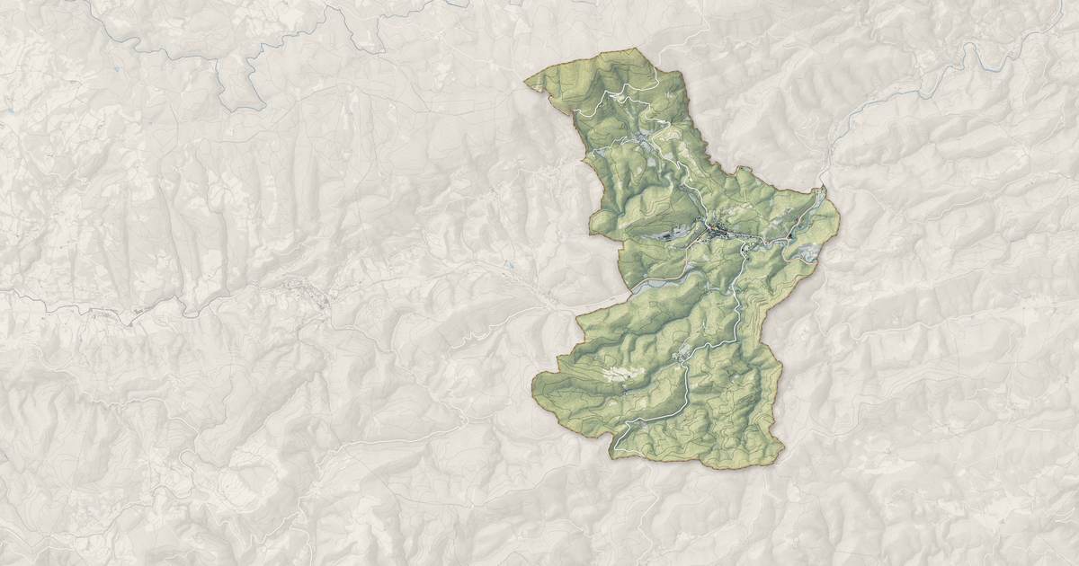 Portrait cartographique de Saint-Pons-de-Thomières : relief, eau, forêts, bâti et voies, calculés à partir des données de l'IGN
