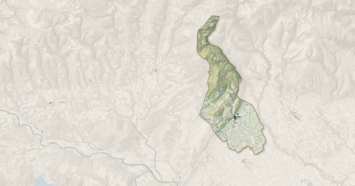 Portrait cartographique de Saint-Saturnin-de-Lucian : relief, eau, forêts, bâti et voies, calculés à partir des données de l'IGN