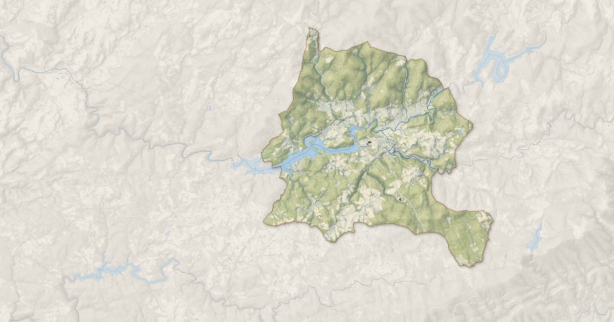 Portrait cartographique de La Salvetat-sur-Agout : relief, eau, forêts, bâti et voies, calculés à partir des données de l'IGN