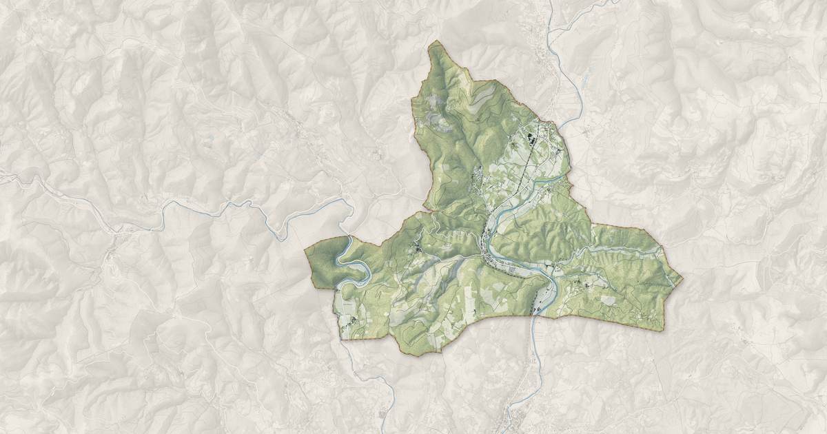 Portrait cartographique de La Tour-sur-Orb : relief, eau, forêts, bâti et voies, calculés à partir des données de l'IGN