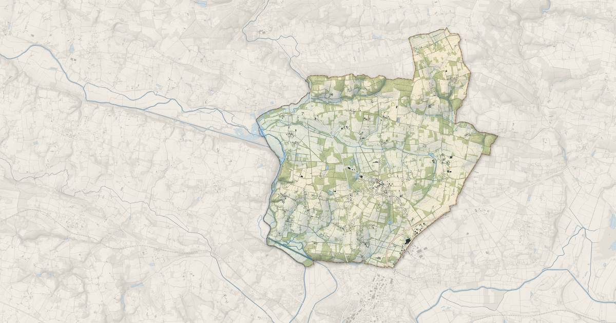 Portrait cartographique de Bains-sur-Oust : relief, eau, forêts, bâti et voies, calculés à partir des données de l'IGN