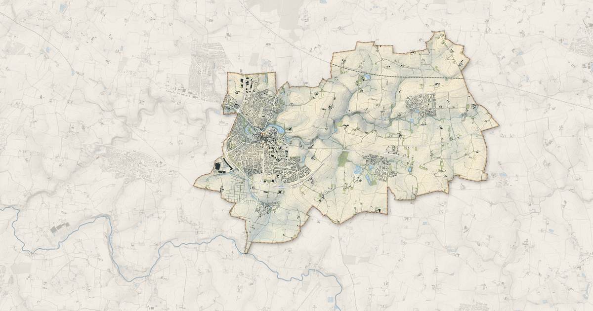 Portrait cartographique de Châteaugiron : relief, eau, forêts, bâti et voies, calculés à partir des données de l'IGN