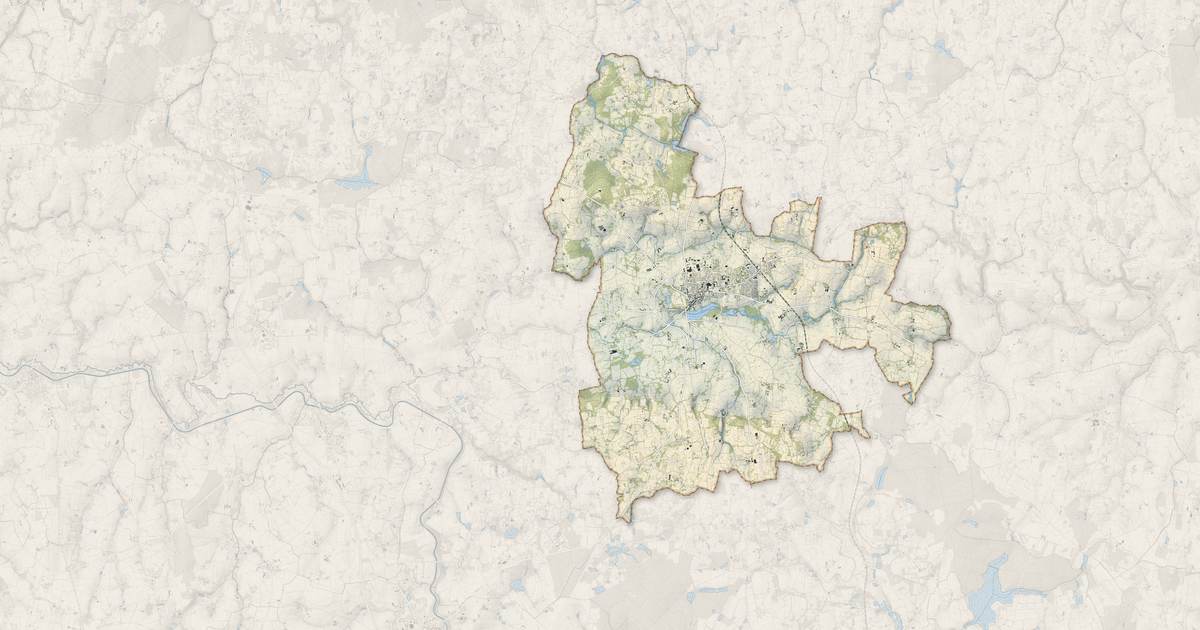 Portrait cartographique de Combourg : relief, eau, forêts, bâti et voies, calculés à partir des données de l'IGN