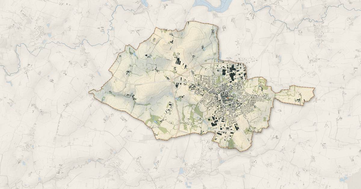 Portrait cartographique de La Guerche-de-Bretagne : relief, eau, forêts, bâti et voies, calculés à partir des données de l'IGN