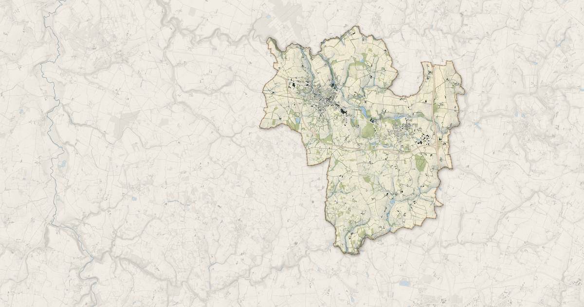 Portrait cartographique de Maen Roch : relief, eau, forêts, bâti et voies, calculés à partir des données de l'IGN