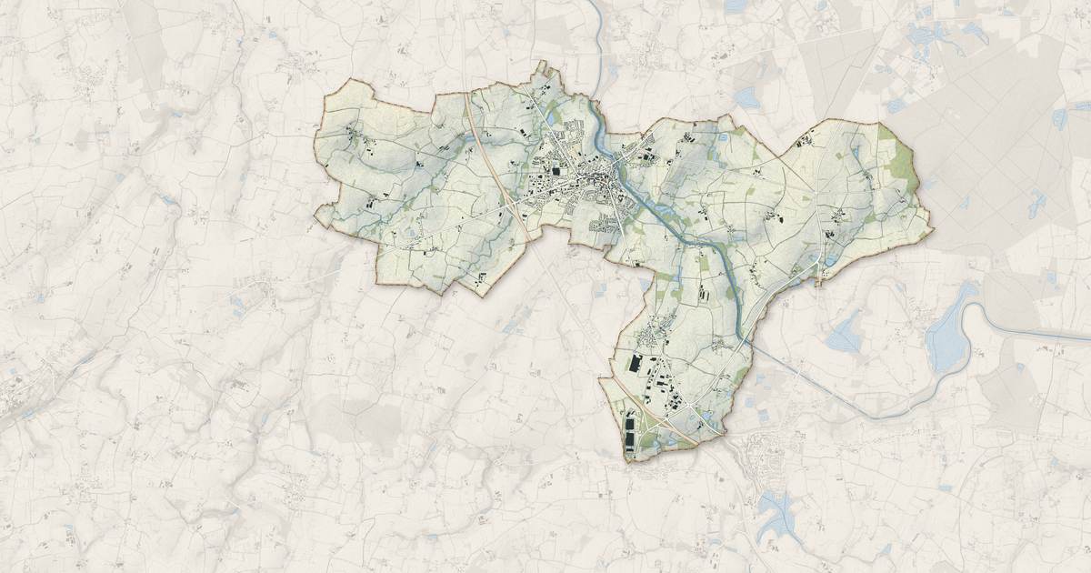 Portrait cartographique de Tinténiac : relief, eau, forêts, bâti et voies, calculés à partir des données de l'IGN