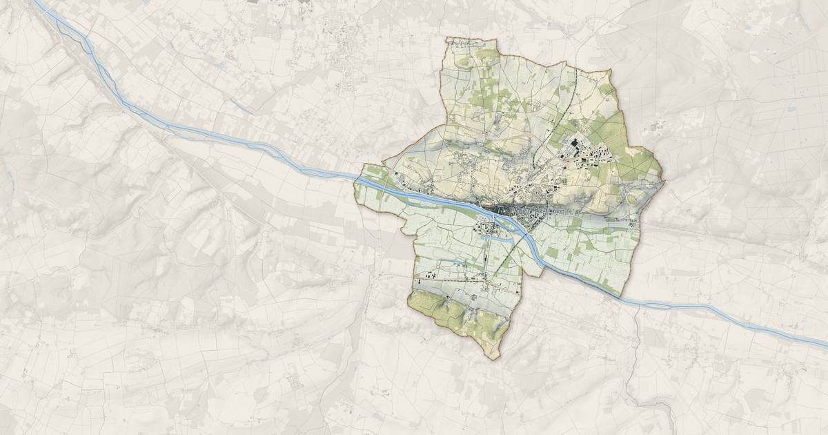 Portrait cartographique de Chinon : relief, eau, forêts, bâti et voies, calculés à partir des données de l'IGN